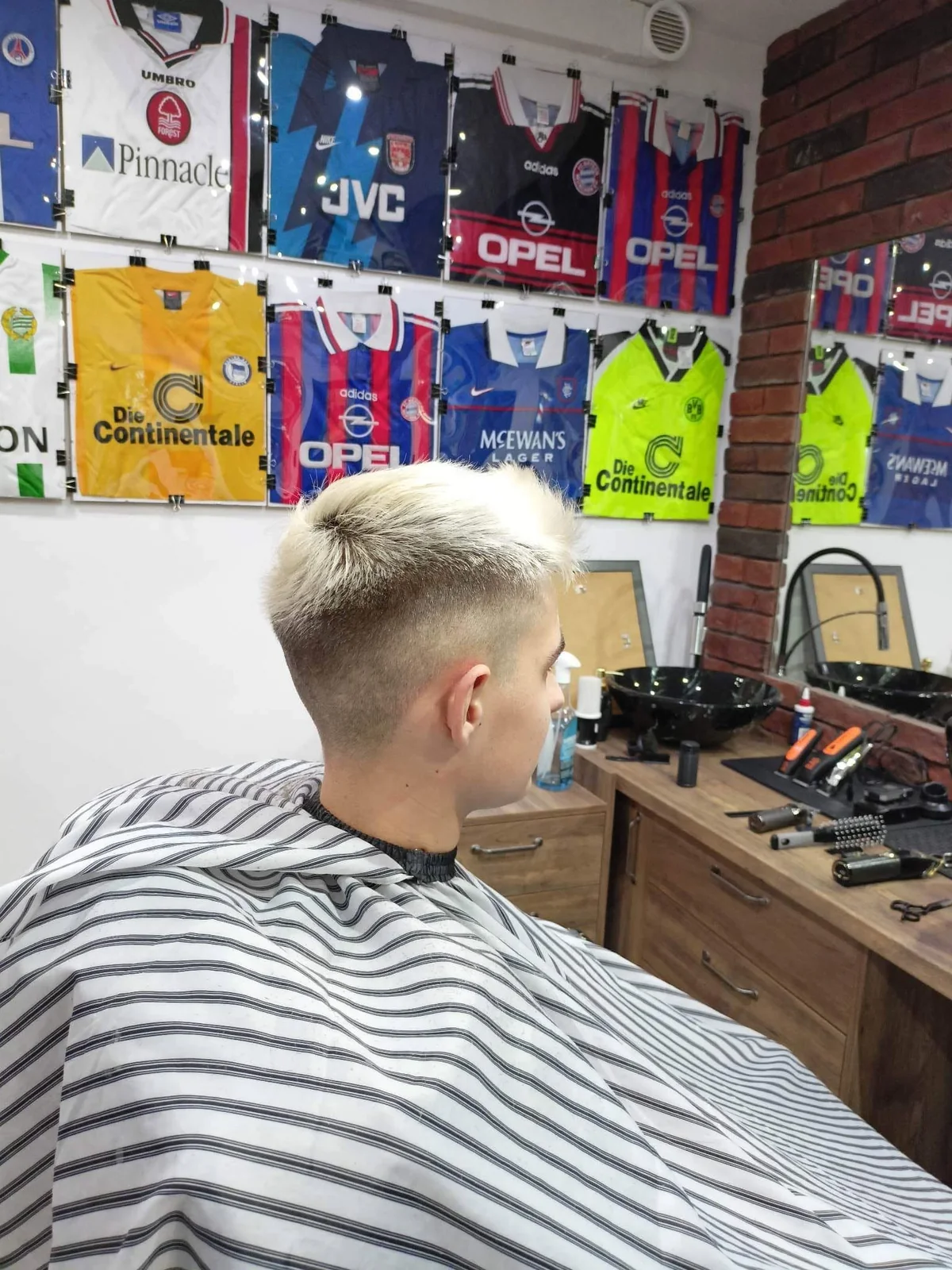 Rozjaśnione strzyżenie w barbershopie